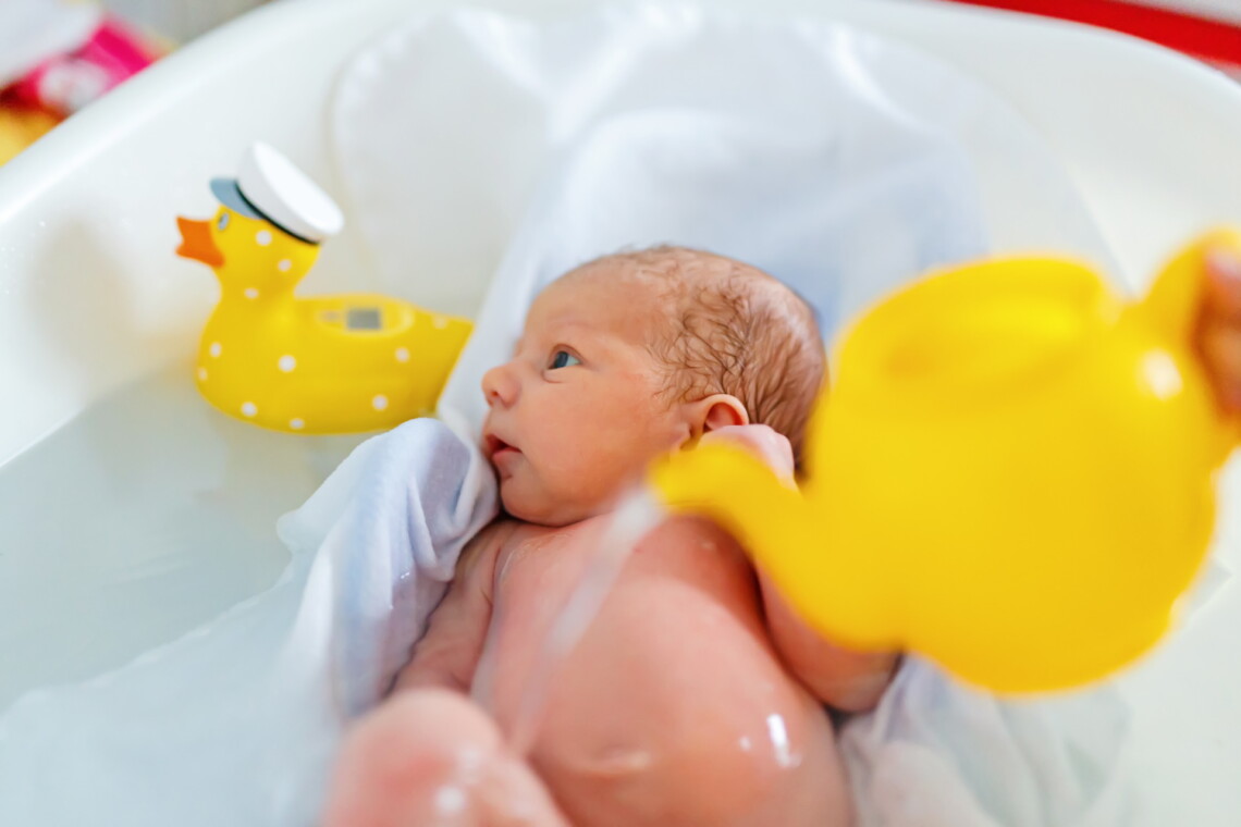 How to Bathe A Newborn Baby with Umbilical Cord? Newborn Stages