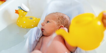 How to Bathe A Newborn Baby with Umbilical Cord? 4 How to Bathe A Newborn Baby with Umbilical cord