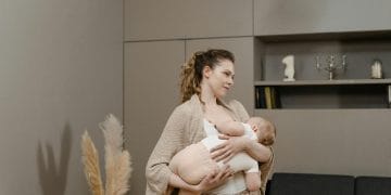 Signs of Returning Fertility While Breastfeeding 4 Signs of Returning Fertility While Breastfeeding